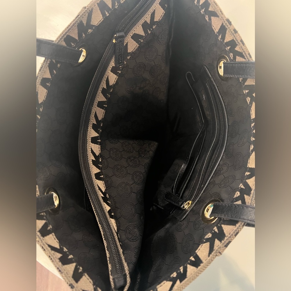 Micheal Kors purse - Picture 4 of 5